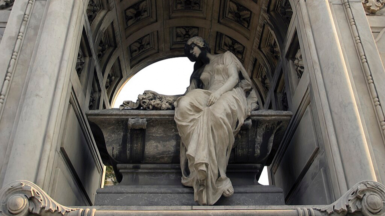 Recoleta_Cemetery_-_Mausoleums_37-2.jpg